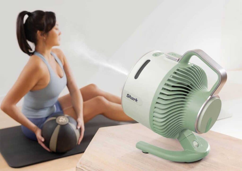 Ventilateur Shark FlexBreeze en fonctionnement dans une pièce, avec brumisateur intégré diffusant une fine brume.